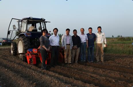 三方和富来威移栽机亲密合影